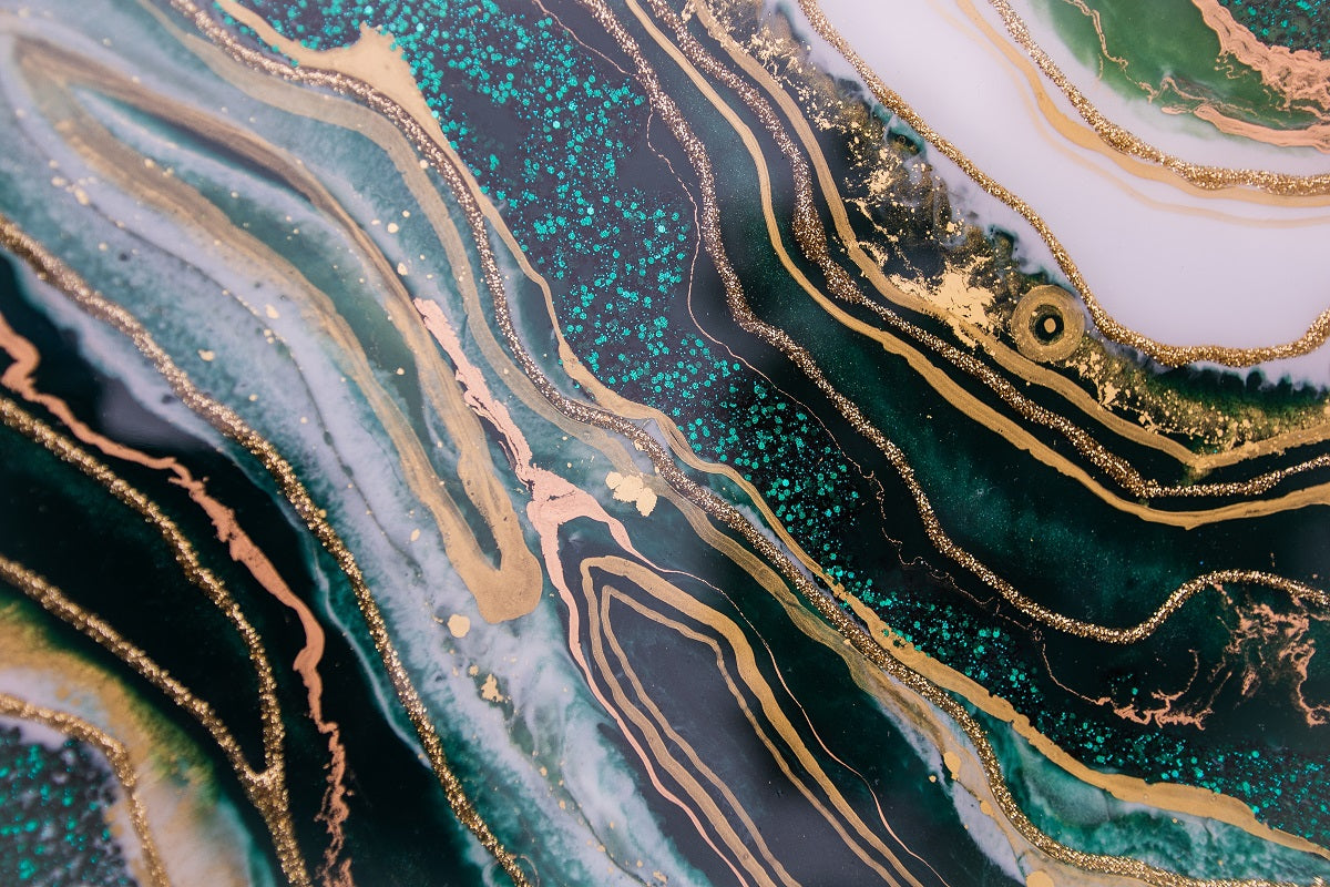 How to Incorporate Metallic and Glow Effects in Epoxy Resin Art?